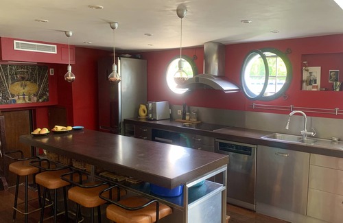 Suresnes Bootsverleih | House boat for Summer Olympics in Paris