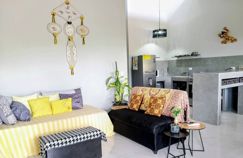 Hatillo Haus | House for 8 People w/ WiFi, AC--5 Mins to Dominical Beach, 30 Mins to N. Park.