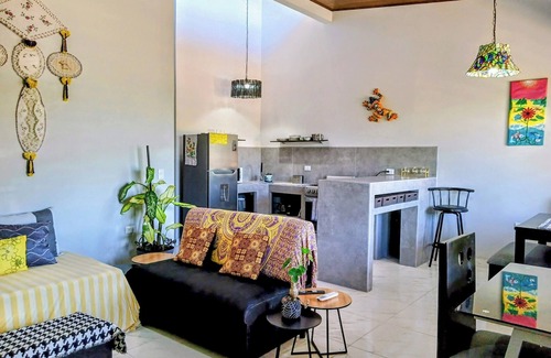 Hatillo Haus | House for 8 People w/ WiFi, AC--5 Mins to Dominical Beach, 30 Mins to N. Park.