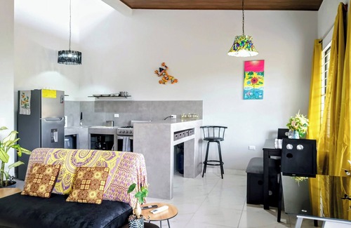 Hatillo Haus | House for 8 People w/ WiFi, AC--5 Mins to Dominical Beach, 30 Mins to N. Park.