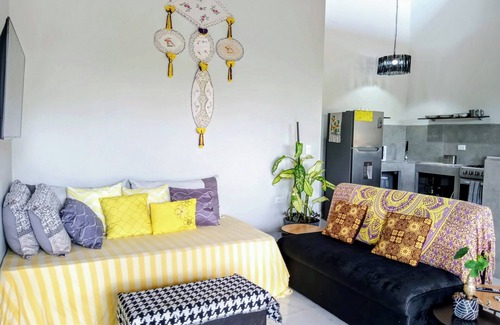 Hatillo Haus | House for 8 People w/ WiFi, AC--5 Mins to Dominical Beach, 30 Mins to N. Park.