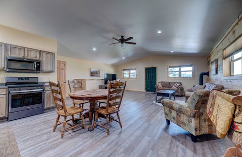 Crook County Haus | House for relaxing in the pines!