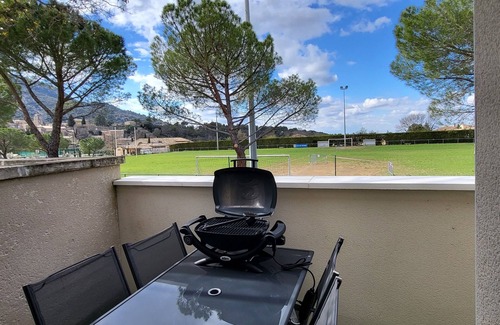 Maubec Haus | House in the heart of the village