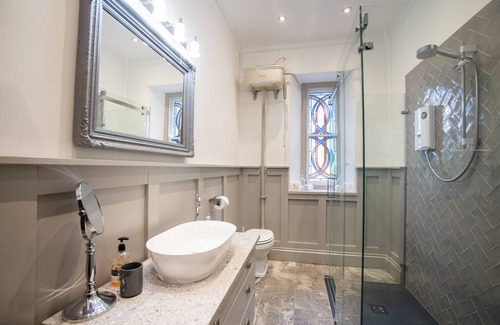 Newcastle Emlyn Haus | House of Brohedyn
