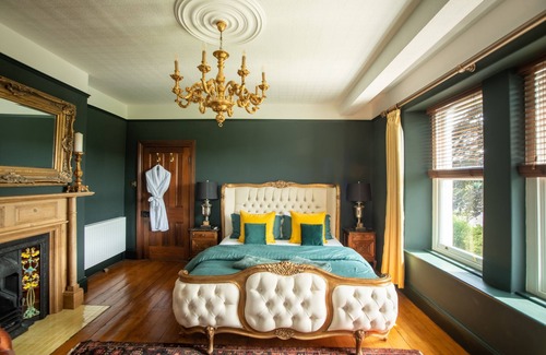 Newcastle Emlyn Haus | House of Brohedyn