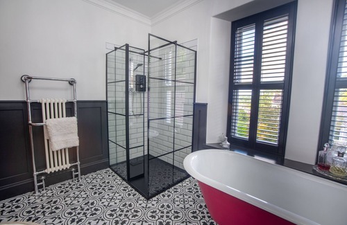 Newcastle Emlyn Haus | House of Brohedyn