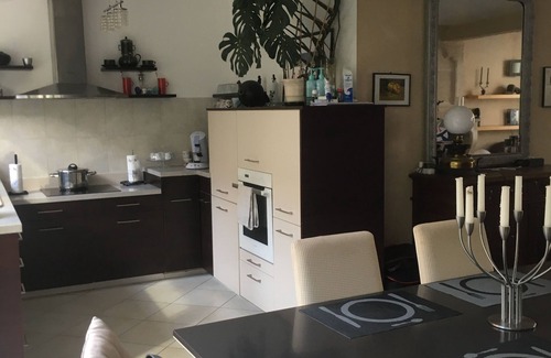 Montrouge Haus | House Porte d'Orléans 7 bedrooms, 3 bathrooms 4 bedrooms and garden.