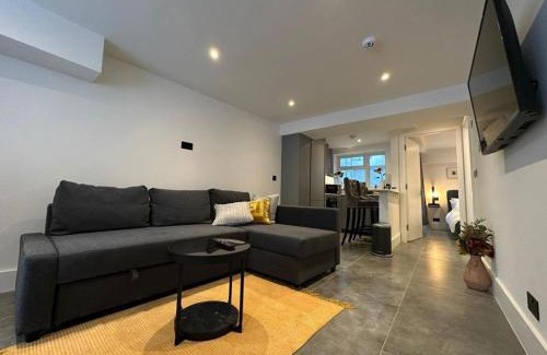 Brondesbury Haus | House - Sleeps 4 & Free Parking