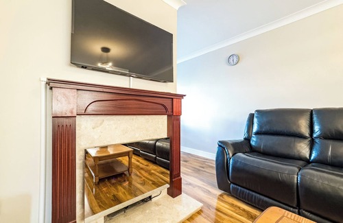 Basildon Haus | House - Sleeps 7, Private Garden & Parking