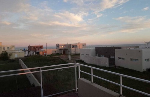 La Plata Haus | HAUS 30 Meter vom Meer entfernt, mit großem Balkon mit Blick auf das Meer.