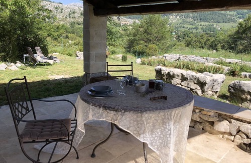 Coursegoules Haus | House with a magical view of the medieval village of Coursegoules. 30 min from the beaches