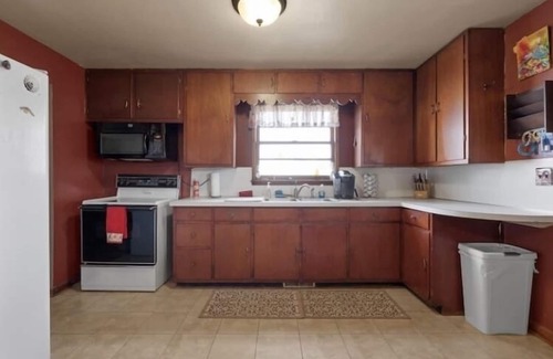 Heath Haus | House with fenced yard and easy access to I-70