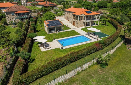 Cossourado Hütte | House with pool and garden in Ponte de Lima