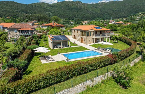 Cossourado Hütte | House with pool and garden in Ponte de Lima