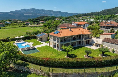 Cossourado Hütte | House with pool and garden in Ponte de Lima