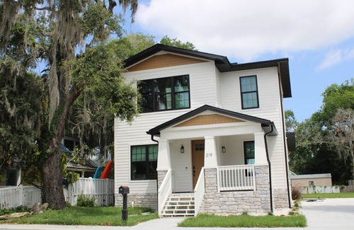 Historic District Haus | House within walking distance of the marina and the historic downtown!