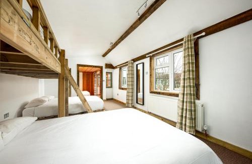 Upton Cheyney Haus | Hudson House