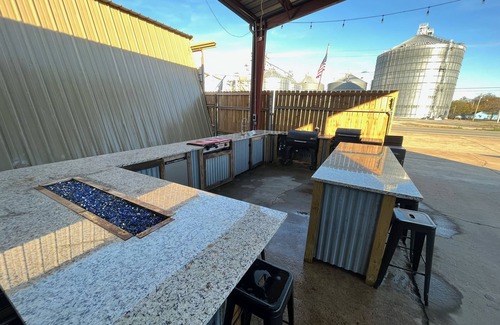 Patterson Kabine | HUGE 11 BD 6 BA CABIN! BAR AND GOLF SIMULATOR INSIDE, OUTDOOR KITCHEN/PROJECTOR