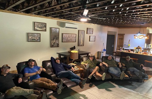 Patterson Kabine | HUGE 11 BD 6 BA CABIN! BAR AND GOLF SIMULATOR INSIDE, OUTDOOR KITCHEN/PROJECTOR