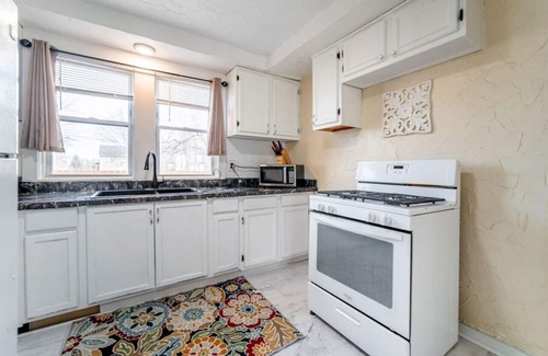 Akron Haus | HUGE 5 Bed, 2 Bath Central Akron Group House