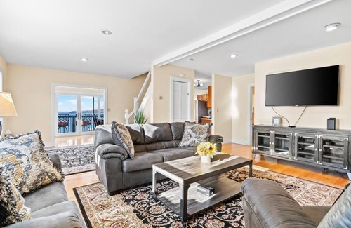 Colchester Haus | Huge camp with private beach and sunset views!
