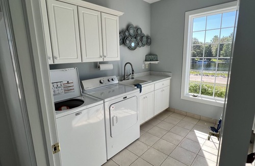 Oscoda Haus | Huge Cape Cod Style Home on all Sandy beach / Cedar Lake MI