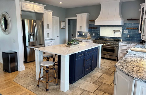 Oscoda Haus | Huge Cape Cod Style Home on all Sandy beach / Cedar Lake MI