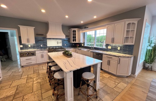 Oscoda Haus | Huge Cape Cod Style Home on all Sandy beach / Cedar Lake MI