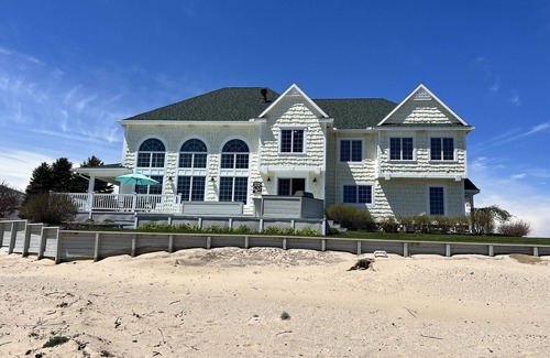 Oscoda Haus | Huge Cape Cod Style Home on all Sandy beach / Cedar Lake MI