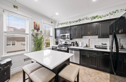 Bayonne Haus | ✨ Huge Family Retreat Near NYC, MetLife & American Dream Mall