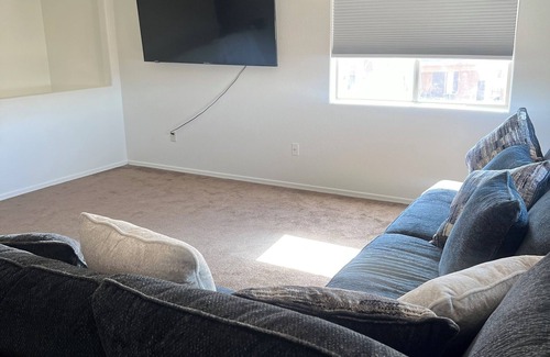 Tucson Haus | Huge home with ac 20 mins from downtown Tucson /Univeristy / 3 mins from airport