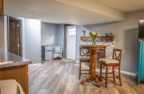 Stetson Hills Wohnung | Huge Apt Suite with walk in shower, LVP, high speed, kitchen & smart tv