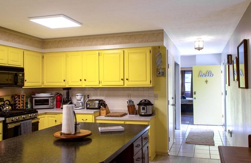 Bloomington Haus | Huge Manor w Indoor Hot Tub and Pool Table