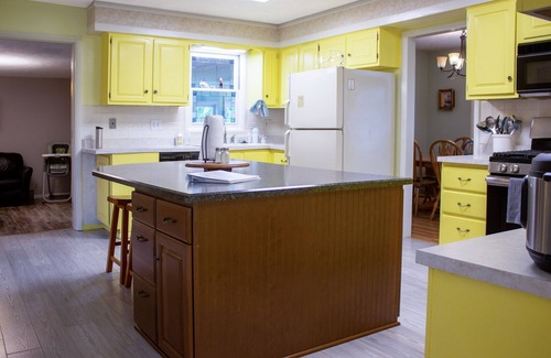 Bloomington Haus | Huge Manor w Indoor Hot Tub and Pool Table