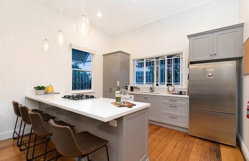 Indooroopilly Haus | Huge Pool|Indooroopilly Queenslander|Pet Friendly