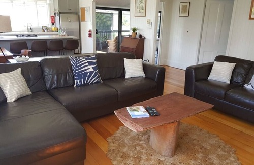 Indooroopilly Haus | Huge Pool|Indooroopilly Queenslander|Pet Friendly