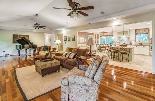 Canton Haus | Huge Secluded Lakeside Super Private Gorgeous Retreat