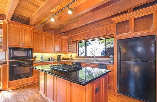 Tahoe Village Kabine | SKI IN / SKI OUT CUSTOM HOME.