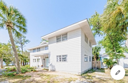 Panama City Haus | Huge waterfronthome on historic St. Andrews Bay