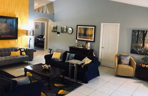 Thousand Oaks Haus | Hummingbird Haven. Come enjoy our slice of Heaven