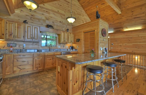 Chatsworth Kabine | Hummingbird Haven is the ultimate retreat for large groups! Enjoy pet-friendly accommodations, breathtaking mountain views, a hot tub, firepit, WiFi, and hiking