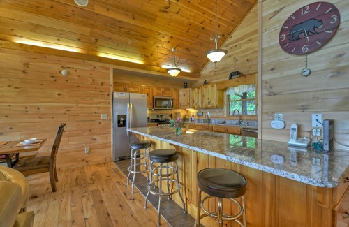 Chatsworth Kabine | Hummingbird Haven is the ultimate retreat for large groups! Enjoy pet-friendly accommodations, breathtaking mountain views, a hot tub, firepit, WiFi, and hiking