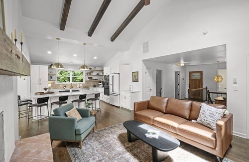 Barium Springs Haus | Hummingbird Home by AvantStay | Boat House + Dock