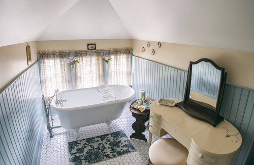 Easton Bed & Breakfast | Hummingbird Inn