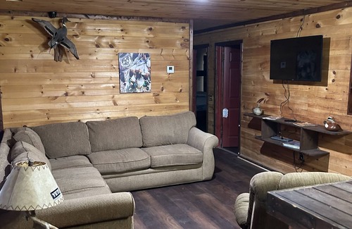 Howell Haus | Hunting lodge special 15 minutes from cache river NWR