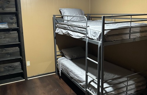 Howell Haus | Hunting lodge special 15 minutes from cache river NWR