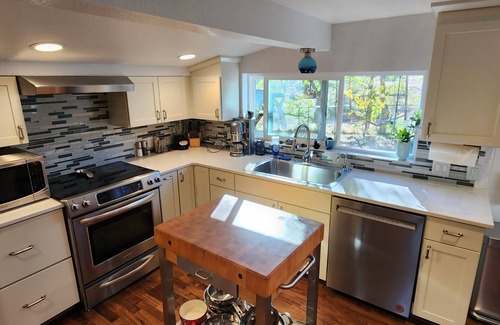 Yreka Haus | I-5 adjacent Bigfoot-themed Home