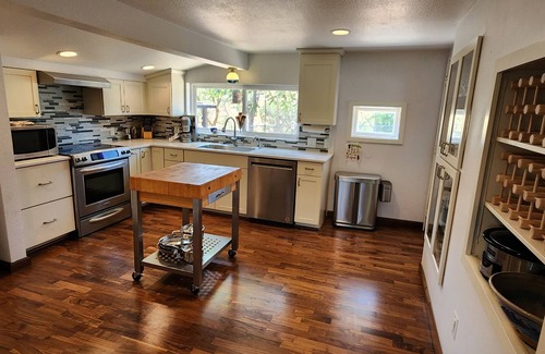 Yreka Haus | I-5 adjacent Bigfoot-themed Home