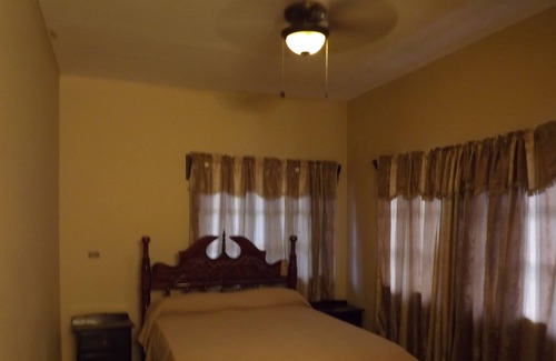 Belize City Haus | I & R Home