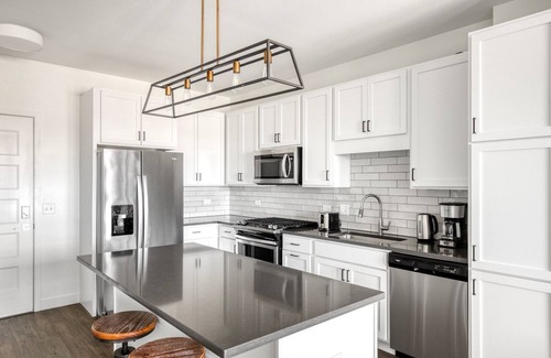 Elmhurst Wohnung | Ideal Elmhurst 1BR w/ Lounge, Pool & Gym nr Metra, by Blueground